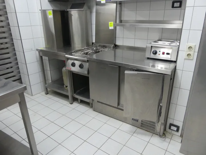 Edelstahl-Arbeitszeile, 3-teilig, silikoniert, ohne Inhalt Maße in cm ca. 213 x 81 x 85